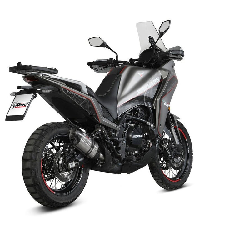 MIVV Suono Silencer MM.001.L7 monterad på en äventyrsmotorcykel, visad bakifrån i vinkel. Perfekt för reservdelar inom fordonstillbehör.