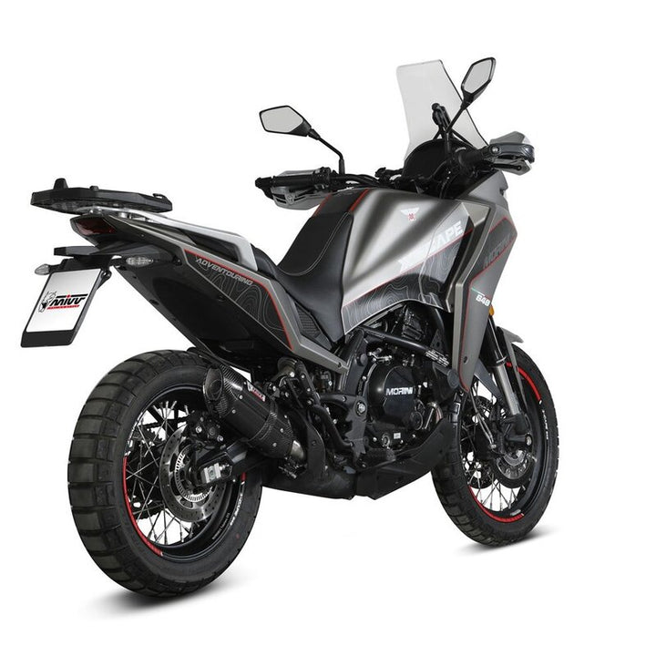 MIVV Suono Silencer MM.001.L9 monterad på en äventyrsmotorcykel, visad bakifrån i vinkel. Perfekt för reservdelar inom fordonstillbehör.