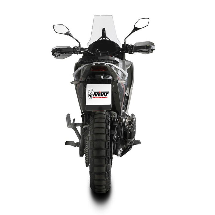 Bakifrån vy av motorcykel med installerad MIVV Suono Silencer MM.001.L9, ett kraftfullt avgassystem för reservdelar och tillbehör.