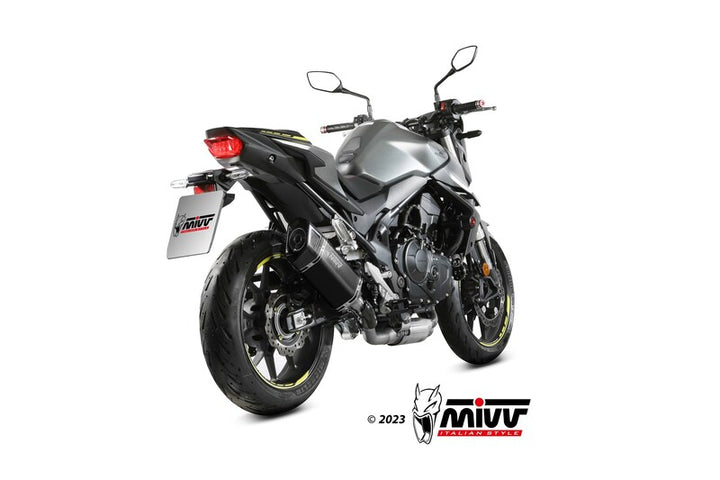 Bakifrån vy av motorcykel utrustad med MIVV SR-1 Slip-On H.085.LR1XB, framhäver dess sportiga design och högkvalitativa avgassystem.