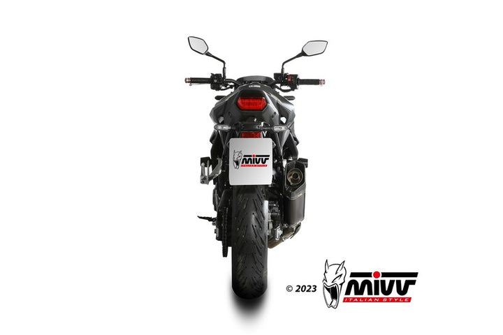 Rakt bakifrån vy av motorcykel med MIVV SR-1 Slip-On H.085.LR1XB installerad, visar exakt montering och stilren integration i fordonets design.