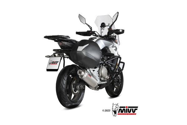 MIVV Slip On Muffler Oval CF.002.LX2 monterad på motorcykel bakifrån, visar passform och design för reservdelar inom fordonstillbehör.
