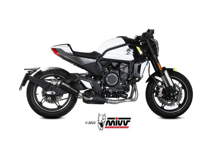 MIVV Muffler Slip On X-M1 CF.003.LC4B monterad på vit motorcykel, visar passform och stil inom fordonstillbehör och avgassystem.