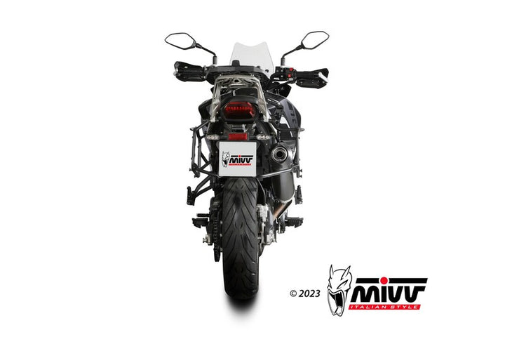 MIVV Slip On Oval E.012.LVC installerad på en motorcykel sedd bakifrån, visar passform och stil inom fordonsdelar.