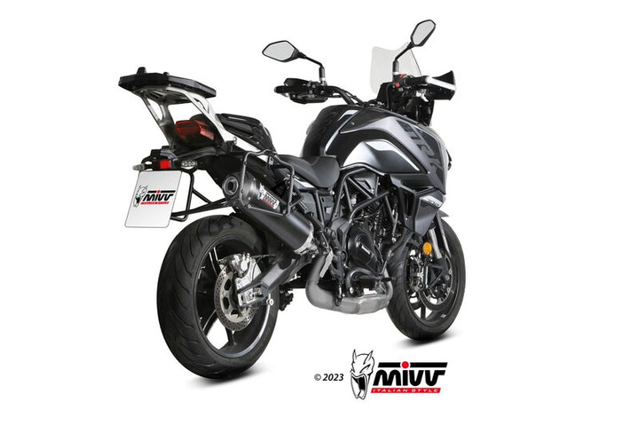 MIVV Muffler Slip On Oval E.012.LVC monterad på motorcykel i vinkel, framhäver sportig design och prestanda.