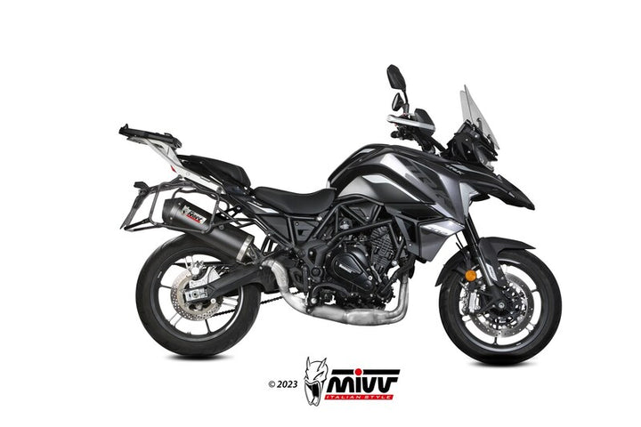 Sidovy av motorcykel med MIVV Muffler Slip On Oval E.012.LVC, visar kompatibilitet och montering inom tillbehörskategorin.