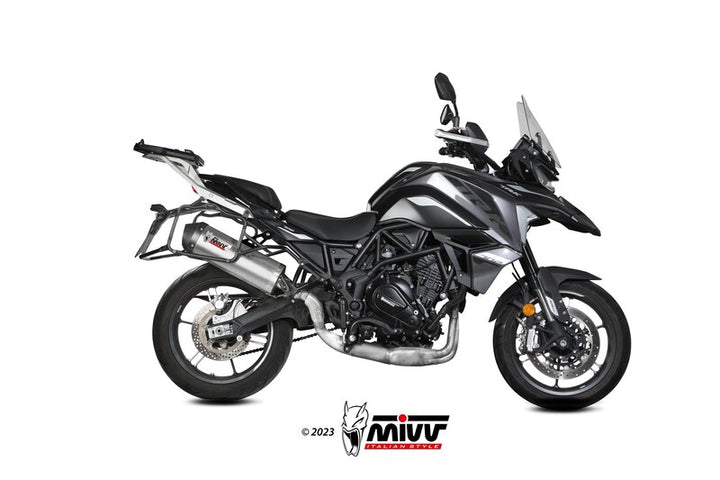 MIVV Muffler Slip On Oval E.012.LX2C monterad på Benelli TRK 702, optimerar prestanda och ljud i kategorin fordonstillbehör.