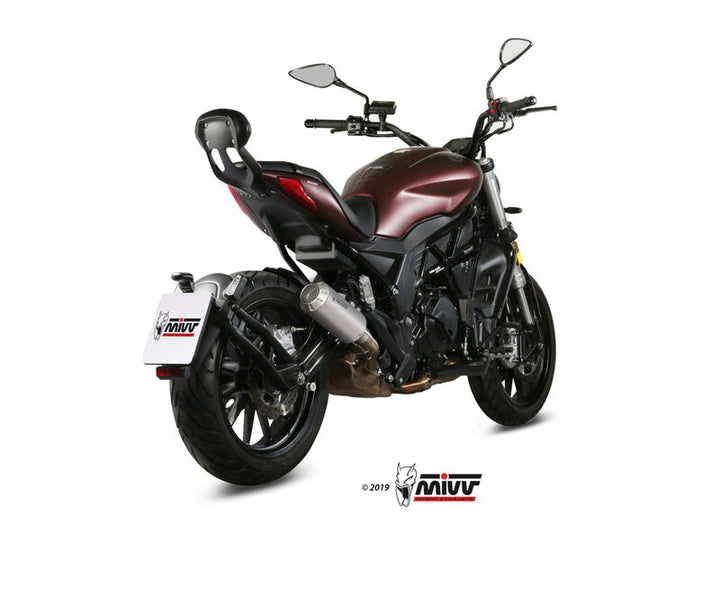 MIVV MK3 Slip-On Silencer E.005.LM3X monterad på motorcykel, visar stilren passform och förbättrad prestanda för fordonstillbehör.