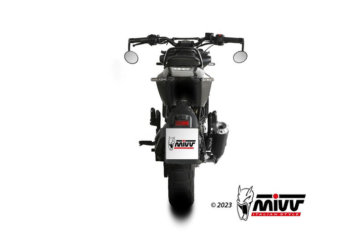 Rakt bakifrån syns MIVV X-M1 Silencer HU.005.LC4B installerad på motorcykel, idealisk för e-handel inom fordonstillbehör och avgassystem.