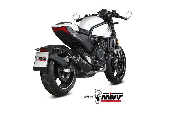 MIVV HR-1 Silencer CF.003.LH1BA monterad på motorcykel, bakifrån snett vänster. Sportigt avgassystem för fordonstillbehör och reservdelar.