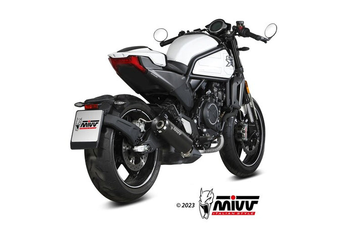 MIVV HR-1 Silencer CF.003.LH1BA monterad på motorcykel, bakifrån snett vänster. Sportigt avgassystem för fordonstillbehör och reservdelar.
