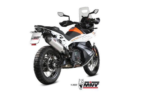 MIVV Oval Silencer KT.021.LNC monterad på KTM adventure-motorcykel, bakifrån med fokus på avgassystemet för reservdelar och tillbehör.
