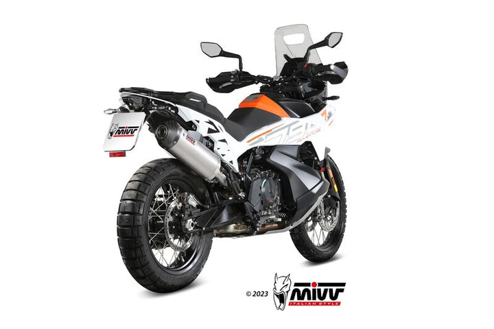 MIVV Oval Silencer KT.021.LNC monterad på KTM adventure-motorcykel, bakifrån med fokus på avgassystemet för reservdelar och tillbehör.