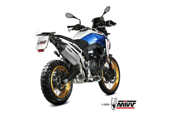 MIVV Speed Edge Silencer B.043.LRX monterad på en äventyrsmotorcykel med grovmönstrade däck och sportig design. Perfekt för reservdelar inom fordonstillbehör.