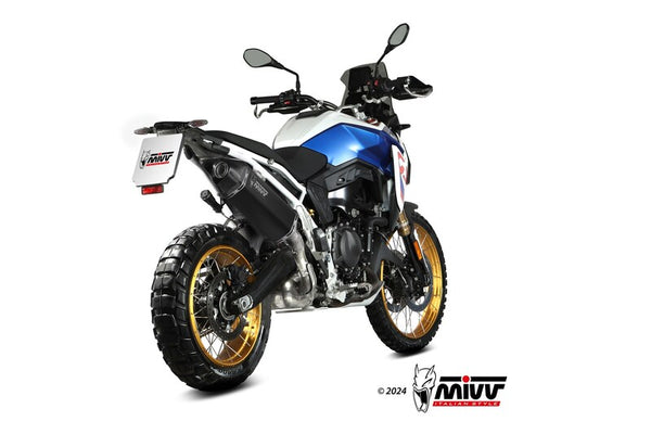 MIVV Speed Edge Silencer B.043.LRB monterad på en BMW adventure-motorcykel, visad bakifrån med robusta däck och sportig design.