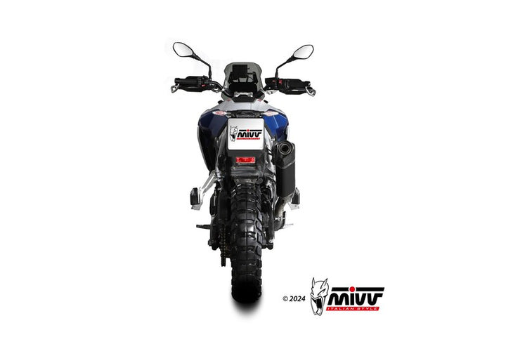Bakre vy av BMW-motorcykel utrustad med MIVV Speed Edge Silencer B.043.LRB, tydlig visning av avgassystemets placering och design.