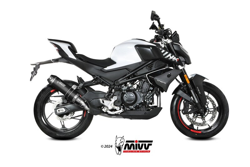 Sidovy av motorcykel utrustad med MIVV AK-1 Silencer CF.004.LZK, visar avgassystemets design och passform. Idealisk för fordonstillbehör.