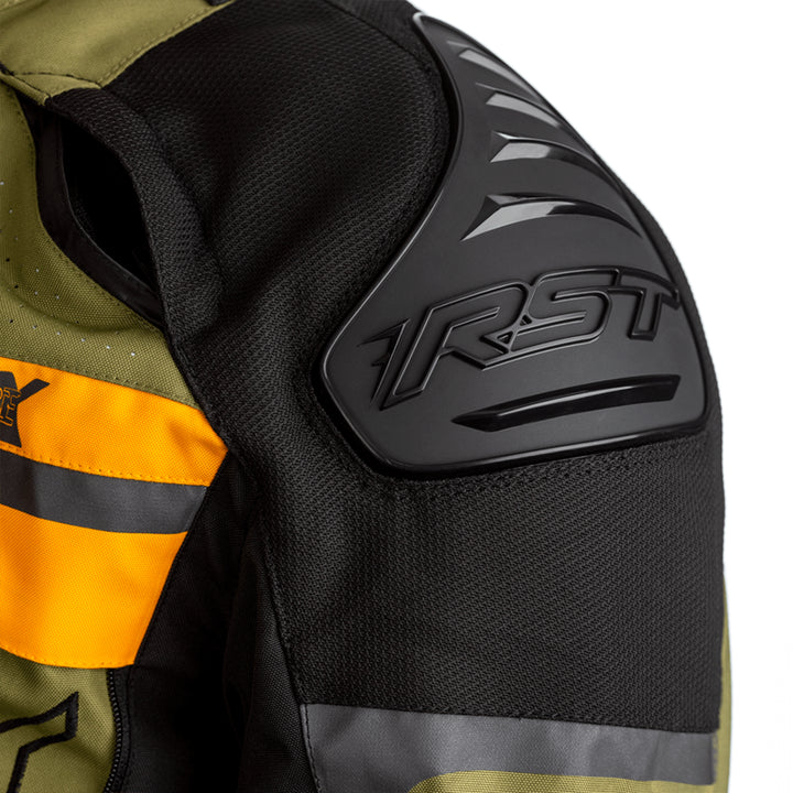 Axelskydd på RST Textil Mc-Jacka Adventure-X Khaki med svart RST-logotyp och robust design för extra skydd.