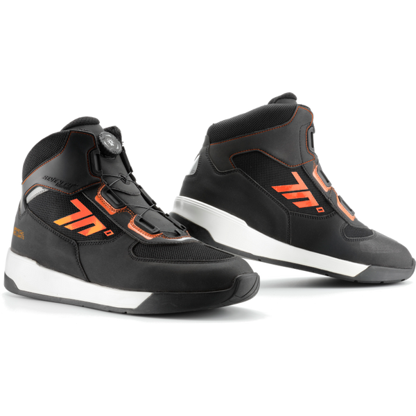 Seventy Unisex Mc-Skor SD-BC10 i svart och orange med modern design, slitstarka material och förstärkta skydd för motorcyklister.