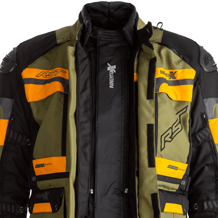 Närbild på RST Textil Mc-Jacka Adventure-X Khaki med öppet innerfoder och dragkedjor för ventilation och komfort.