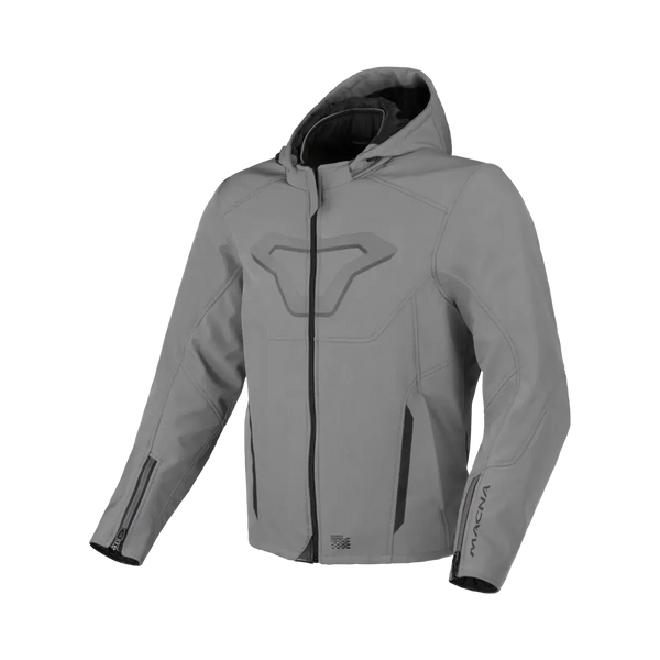 Macna Softshell Mc-Jacka Atracor Grå i CE-certifierat softshellmaterial med huva och dragkedjor, framifrån. Finns i flera storlekar.