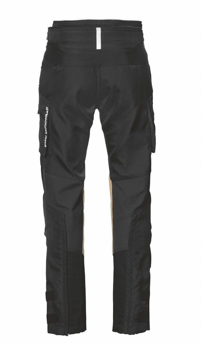 Baksida av BMW Gore-Tex® Mc-byxor Rallye Svart med elastiska paneler och reflekterande detaljer för ökad komfort och säkerhet.