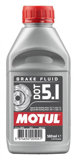 Motul DOT 5.1 bromsvätska 0,5L med hög kokpunkt, idealisk för fordon under extrema förhållanden. Förpackning på 500 ml med tydlig etikett.