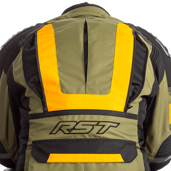 Ryggdetalj på RST Textil Mc-Jacka Adventure-X Khaki med gul panel och RST-logotyp för stil och säkerhet.