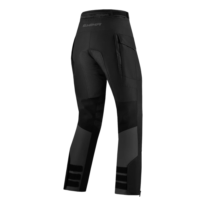 Baksida av Shima Dam Textil Mc-Byxor Hero 2.0 Svart med stretchpaneler och strategiskt placerade förstärkningar för komfort och säkerhet.